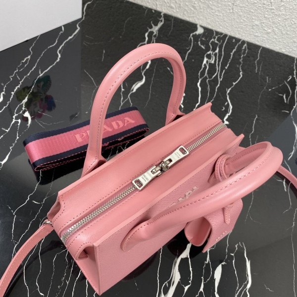 pra*a saffiano leather pra*a monoCh*0me bag