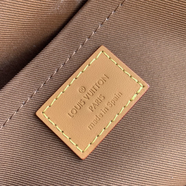 l0*is V*t0n toiletry bag