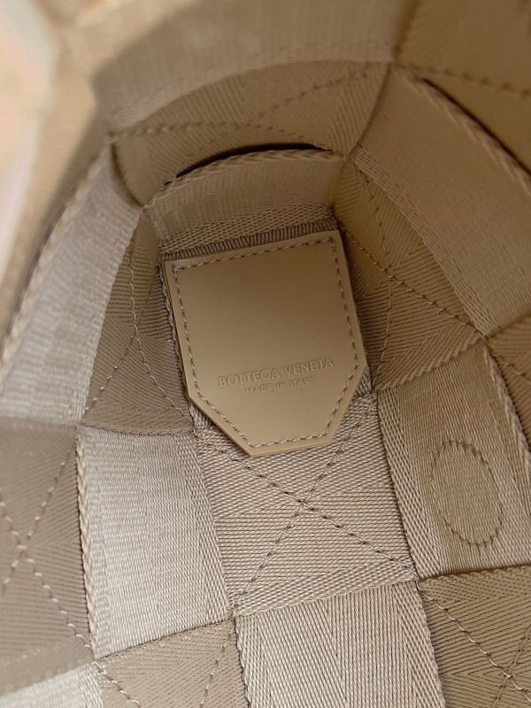 bo*te*ga Ve*ne*ta cassette webbing