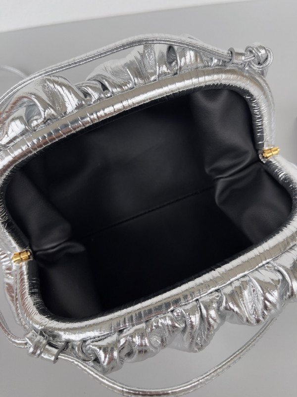 bo*te*ga Ve*ne*ta mini pouch