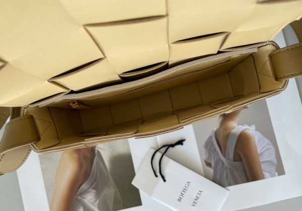 bo*te*ga Ve*ne*ta cassette