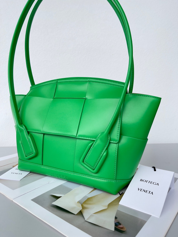 bo*te*ga Ve*ne*ta arco