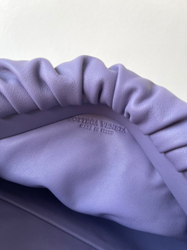 bo*te*ga Ve*ne*ta the chain pouch