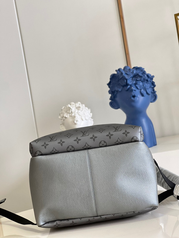 l0*is V*t0n discovery backpack pm