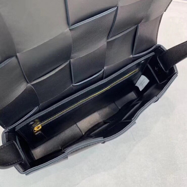 bo*te*ga Ve*ne*ta cassette