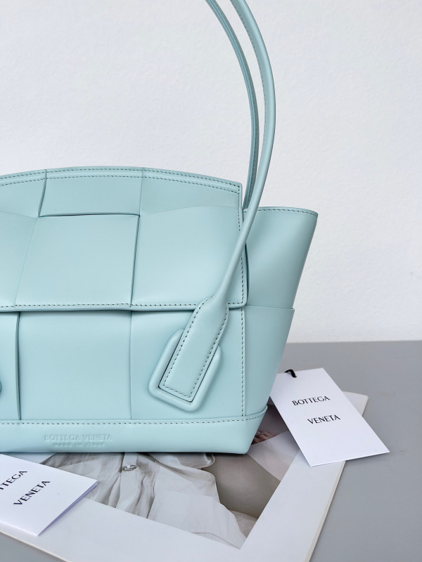 bo*te*ga Ve*ne*ta arco