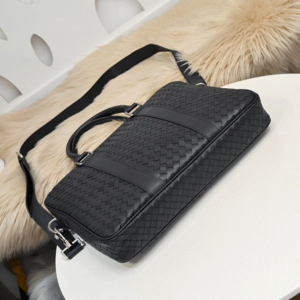 bo*te*ga Ve*ne*ta slim intrecciato briefcase