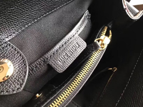 B**rry the medium banner in leather and house check