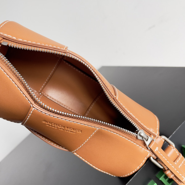 bo*te*ga Ve*ne*ta small canette