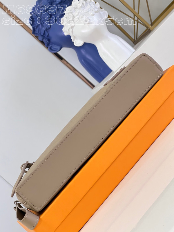 l0*is V*t0n ipad pouch