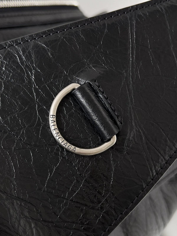 ba*len*cia*ga S*perbusy large sling bag