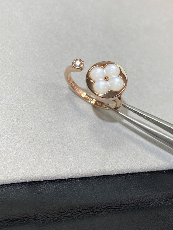 l0*is V*t0n earrings