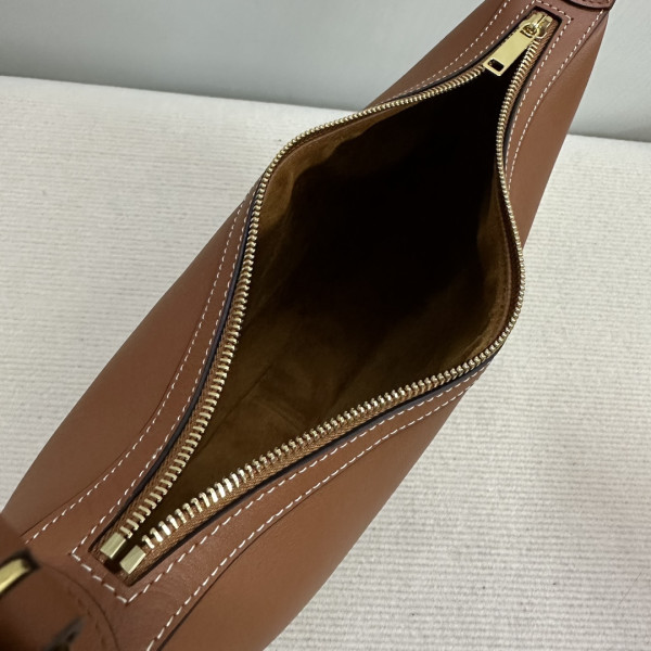 celin* heloise cuir triomphe bag in S*pple calfskin