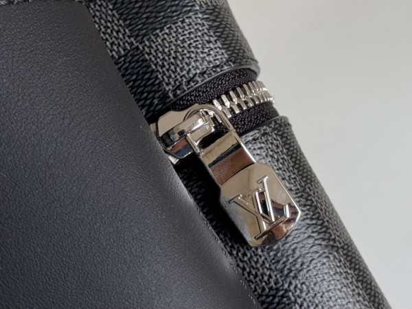 l0*is V*t0n discovery backpack pm