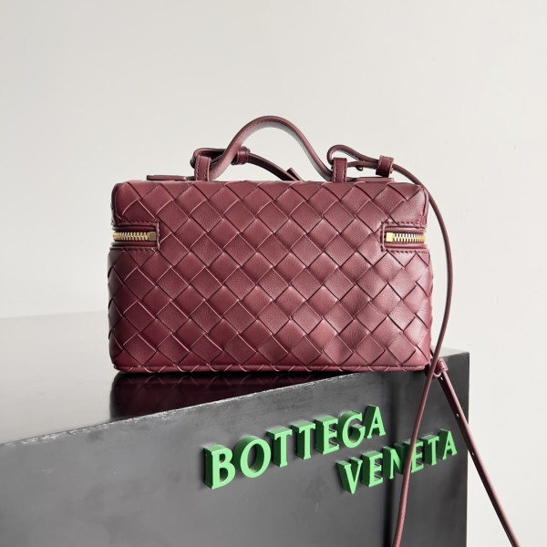 bo*te*ga Ve*ne*ta  vanity case crossbody bag