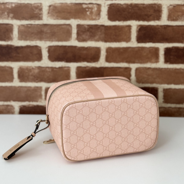 G*u*i porter medium travel bag