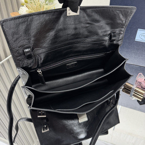 Pra*a medium leather handbag