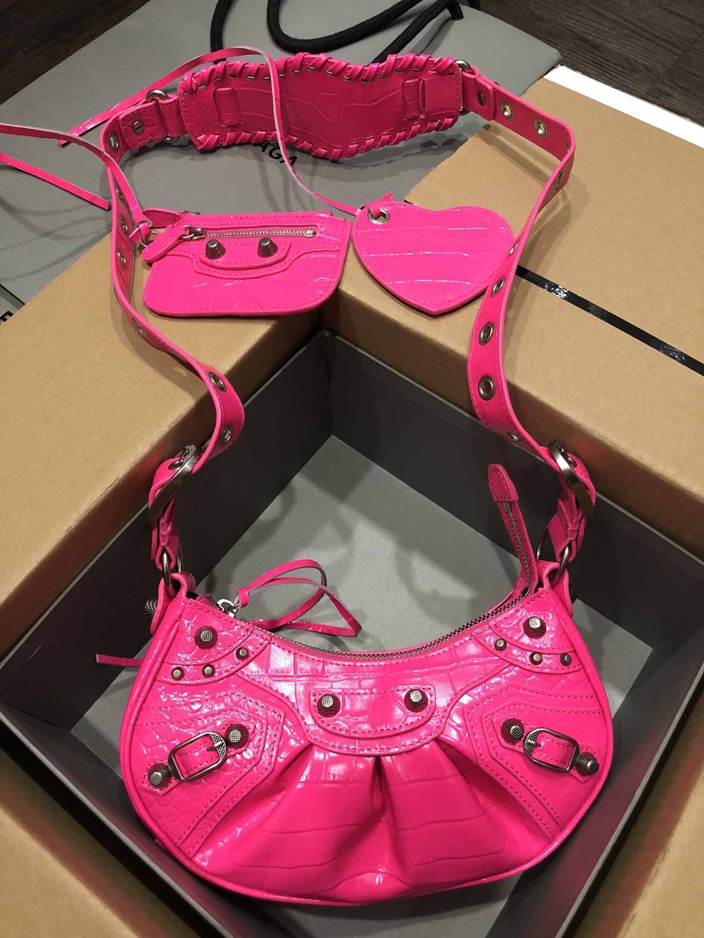 Ba*len*cia*ga women's le cagole xs shoulder bag