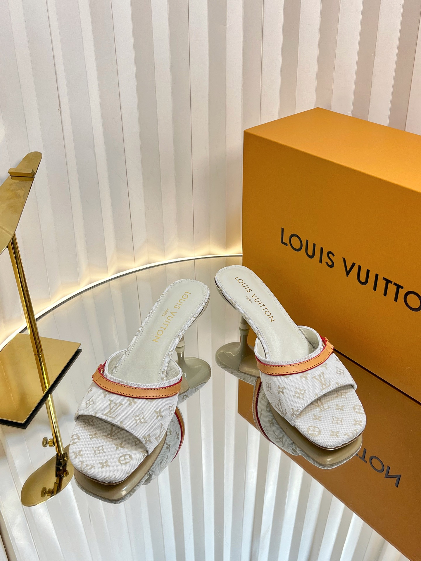 l0*is V*t0n slippers